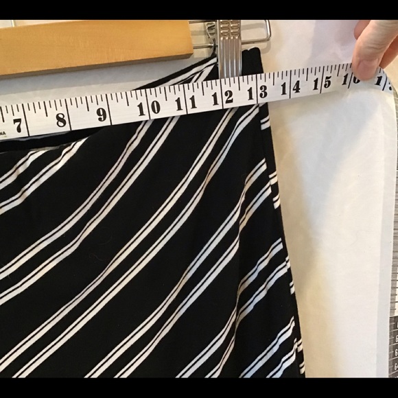 WHBM Small wrap skirt, very soft! EUC, B&W, lined - Picture 8 of 8